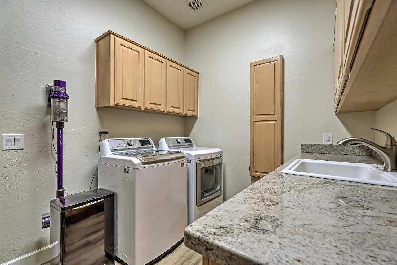 Pet-Friendly Glendale Oasis With Pool And Hot Tub! Villa Phoenix USA